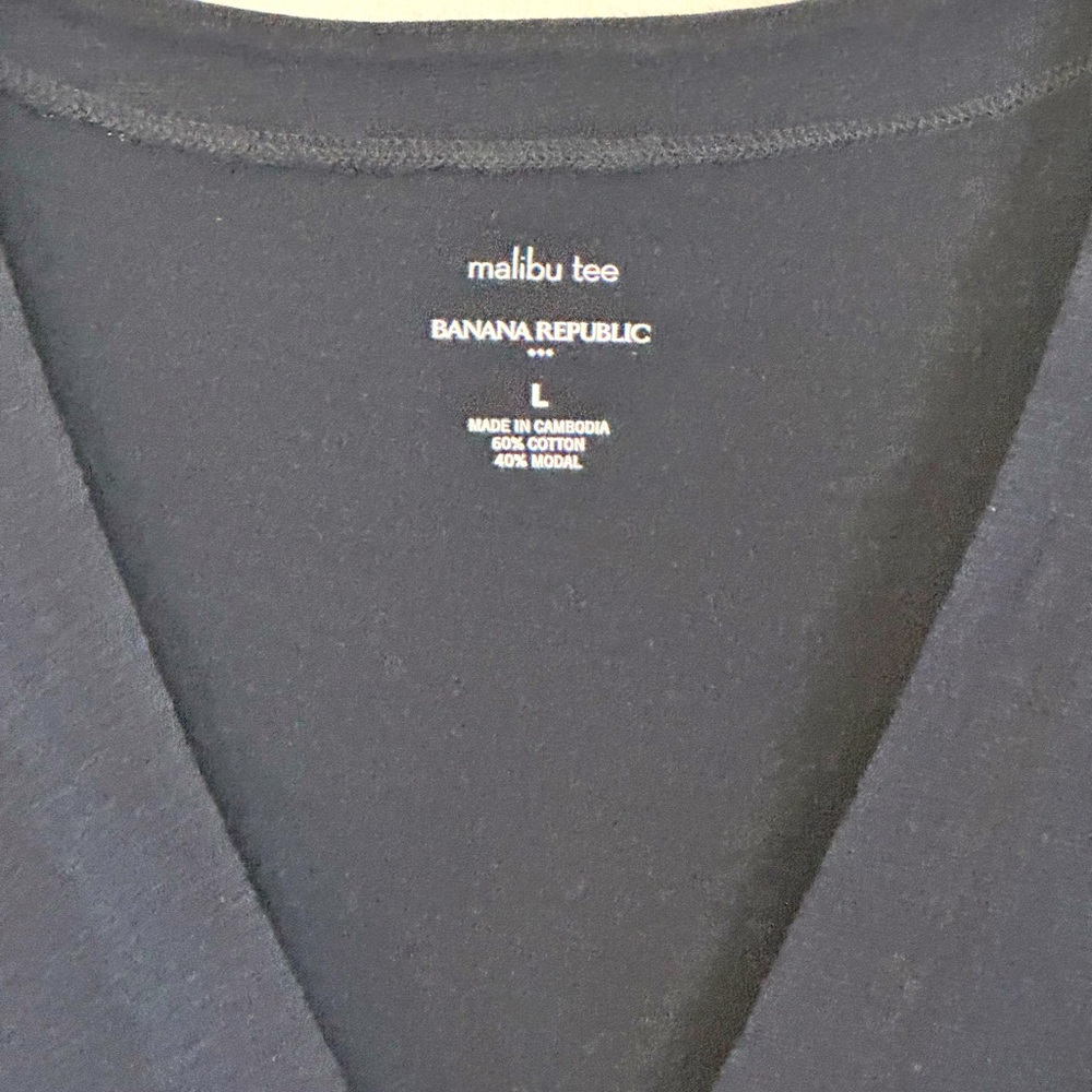 Navy blue. Size L. Banana Republic. Crop top. V neck.